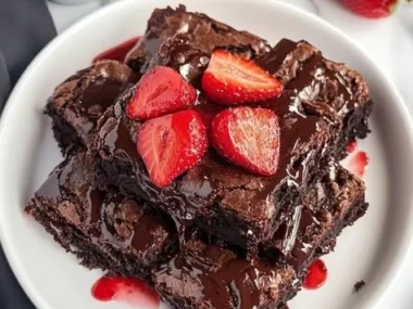 Delicious strawberry brownies with fresh strawberries and rich chocolate